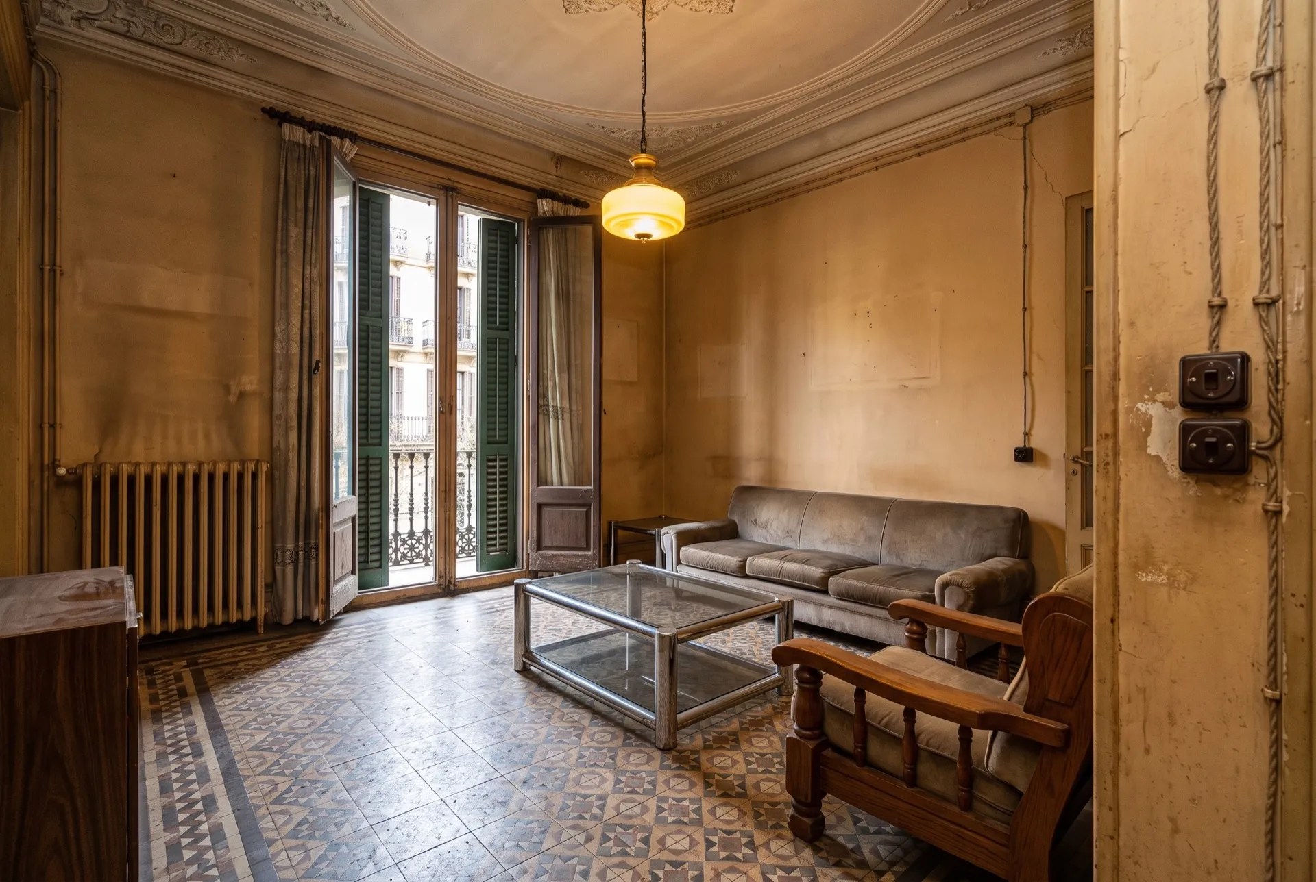 Antes — salón del piso modernista del Eixample