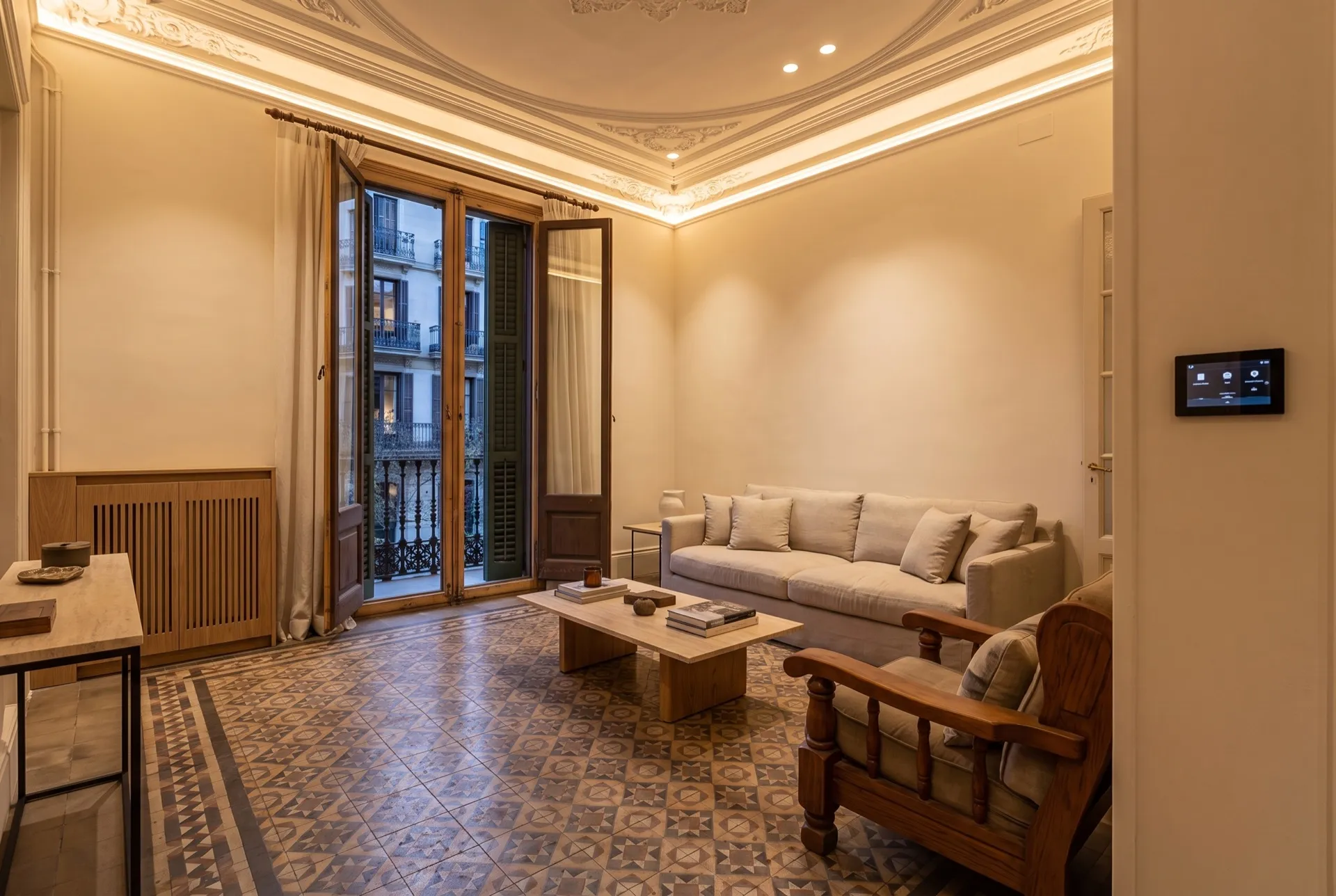 Después — salón del piso modernista del Eixample